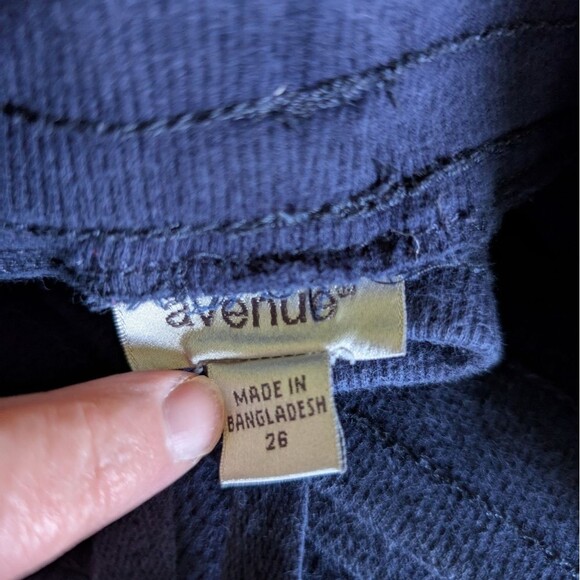 Avenue Navy Cargo Capris Size 26 - Picture 3 of 3